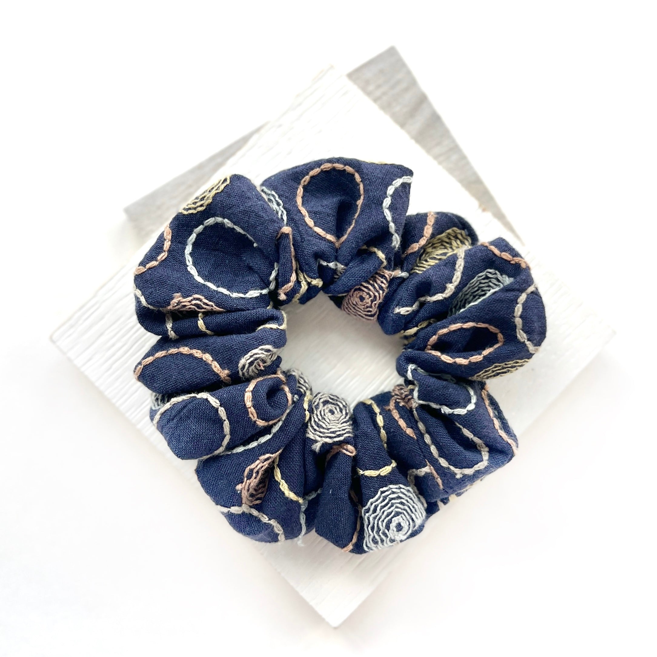 EMBROIDERY // EMEK - SCRUNCHIE