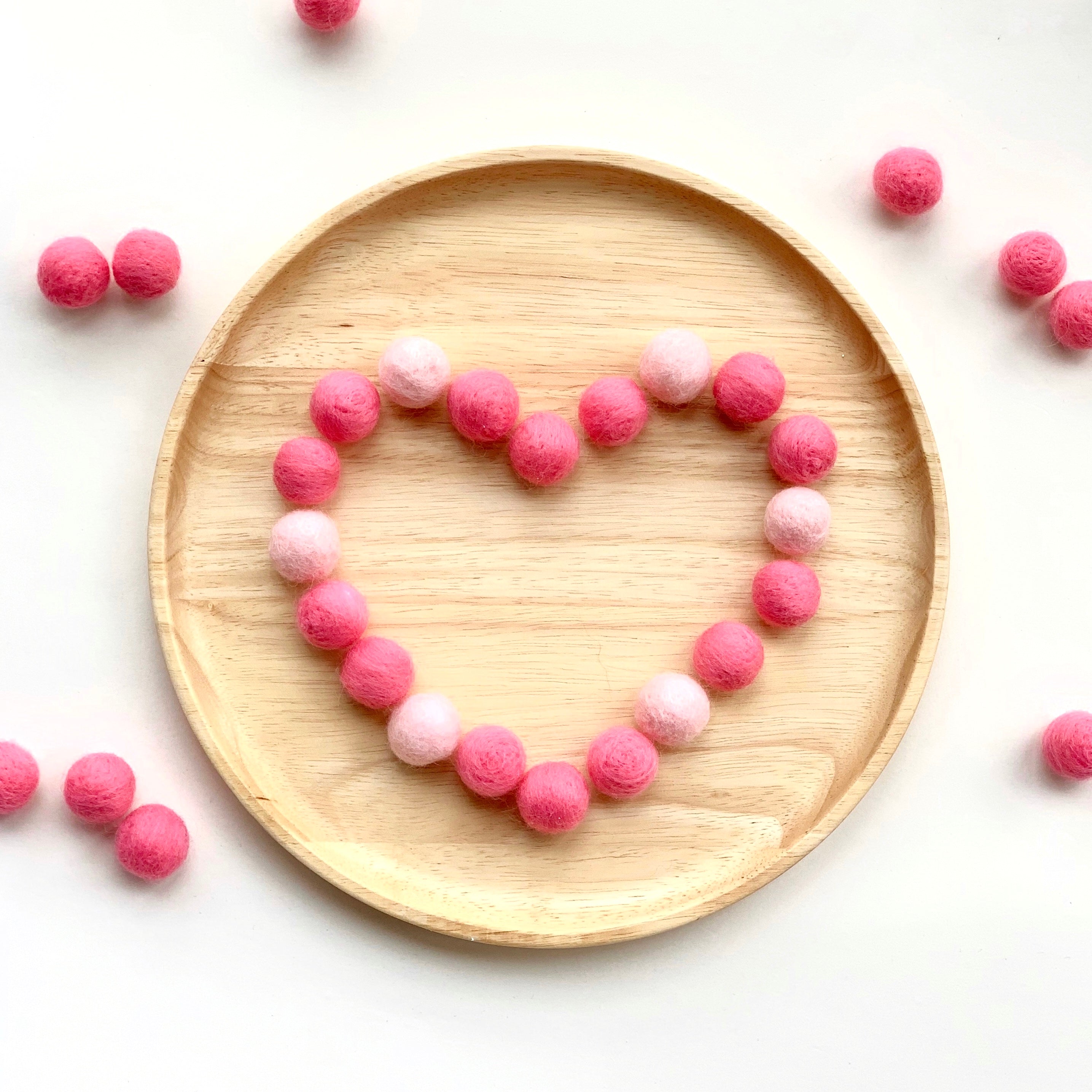 POMPOM NECKLACE